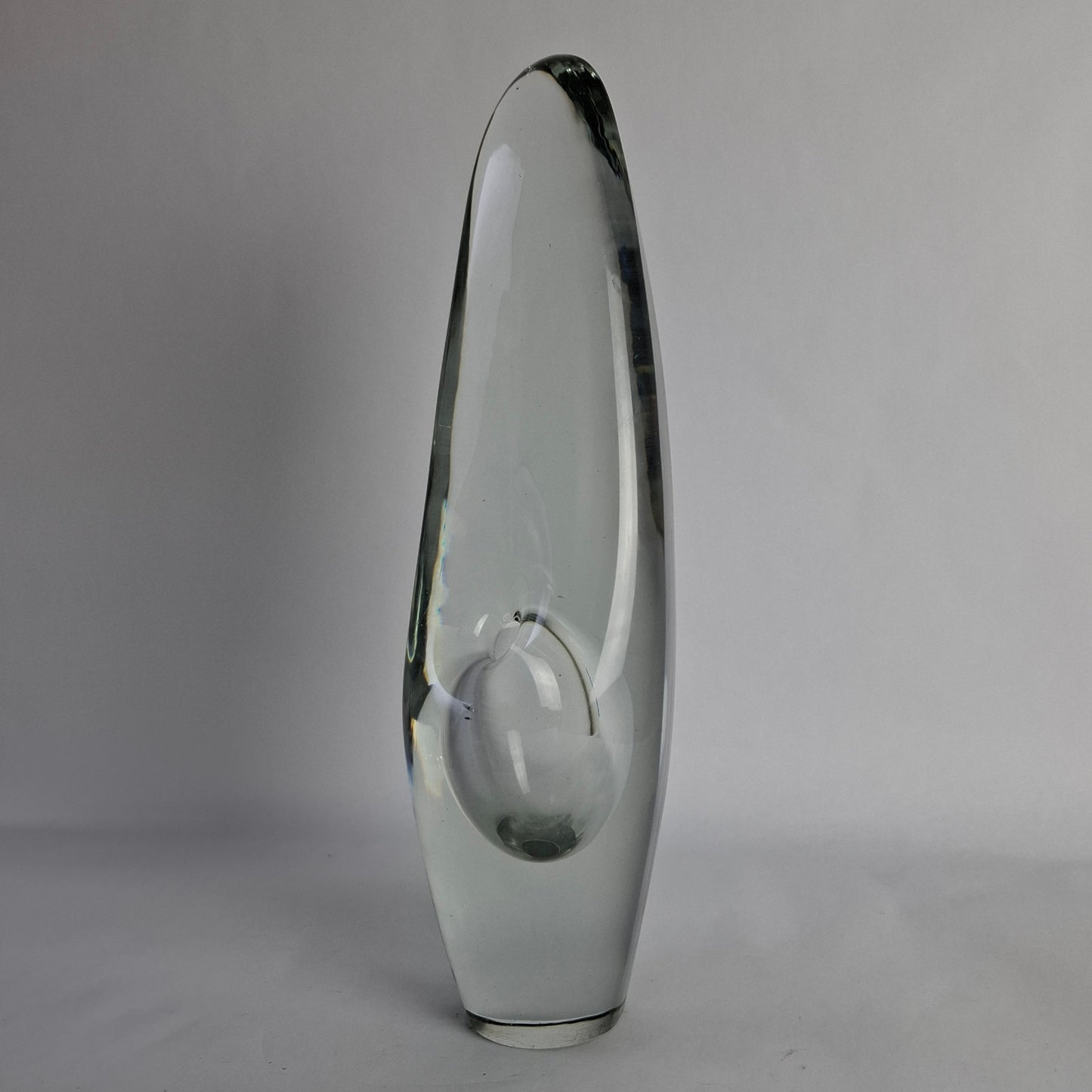 A rare large facetted clear glass orkidea vase by Timo Sarpaneva for Iittala, Finland.