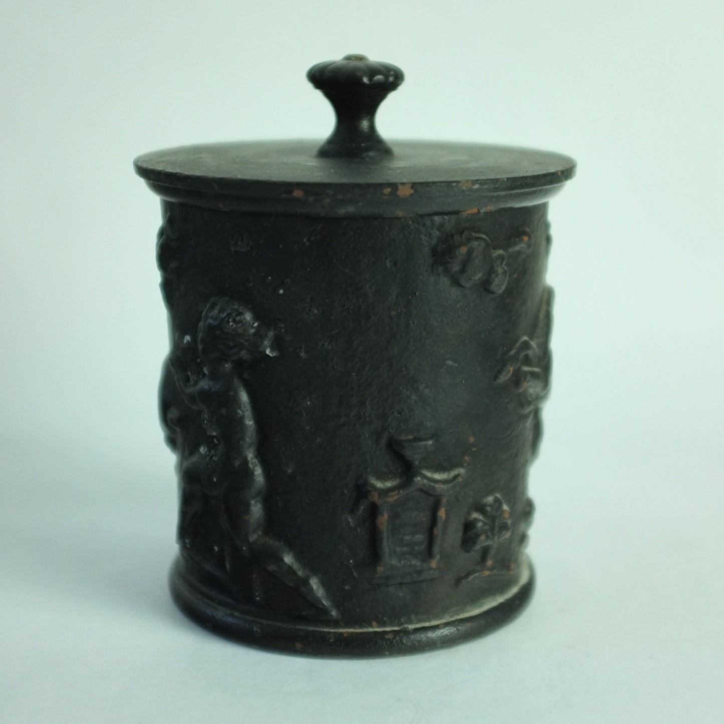 Swedish Grace cast iron pot by Carl Emberg for Nafveqvarns Bruk, Sweden. 1920s.