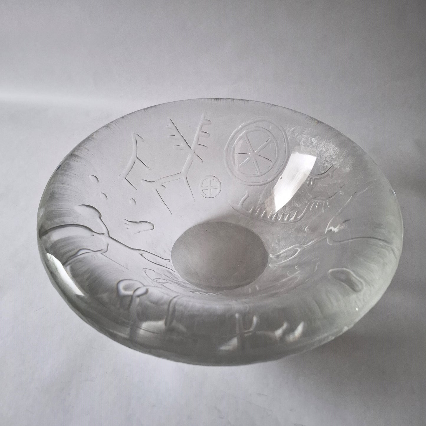 Bowl with wheel carved decoration by Vicke Lindstrand for Kosta, Sweden. 1950s.