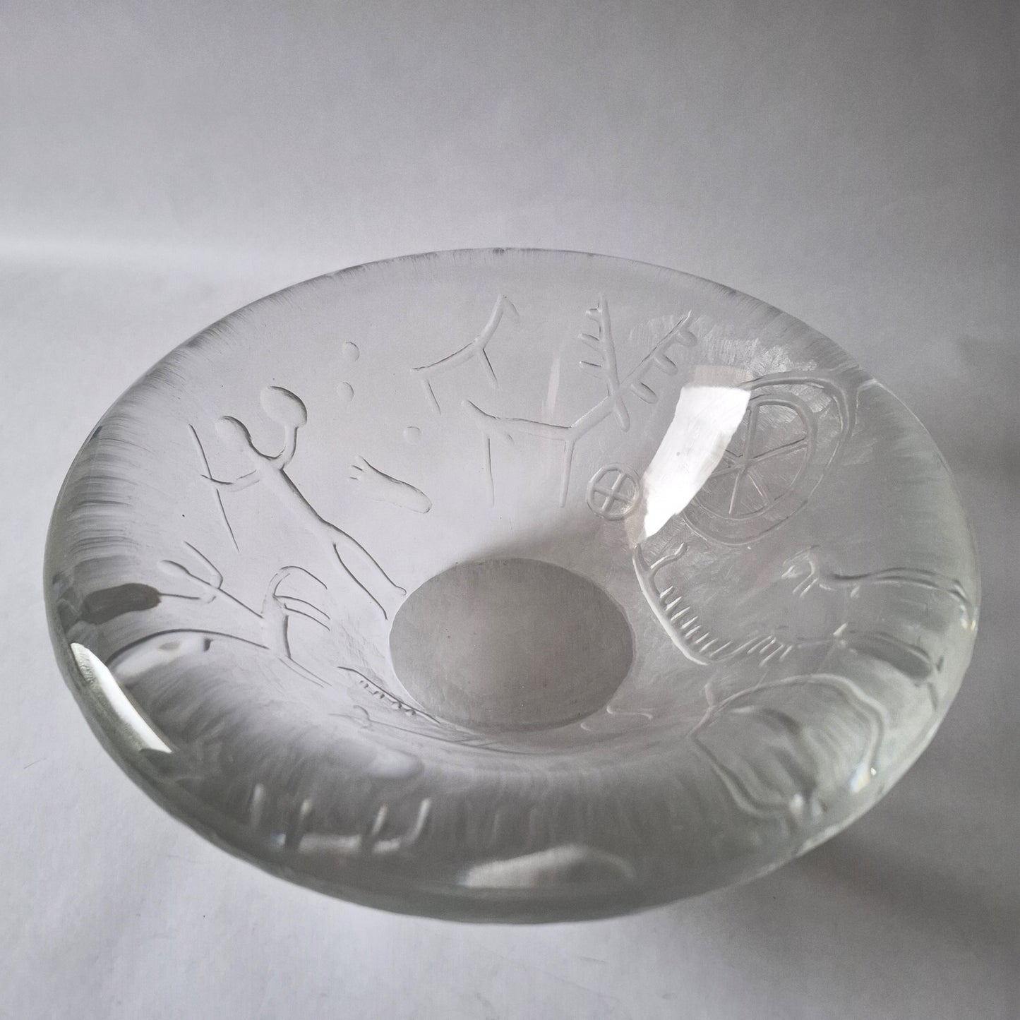 Bowl with wheel carved decoration by Vicke Lindstrand for Kosta, Sweden. 1950s.