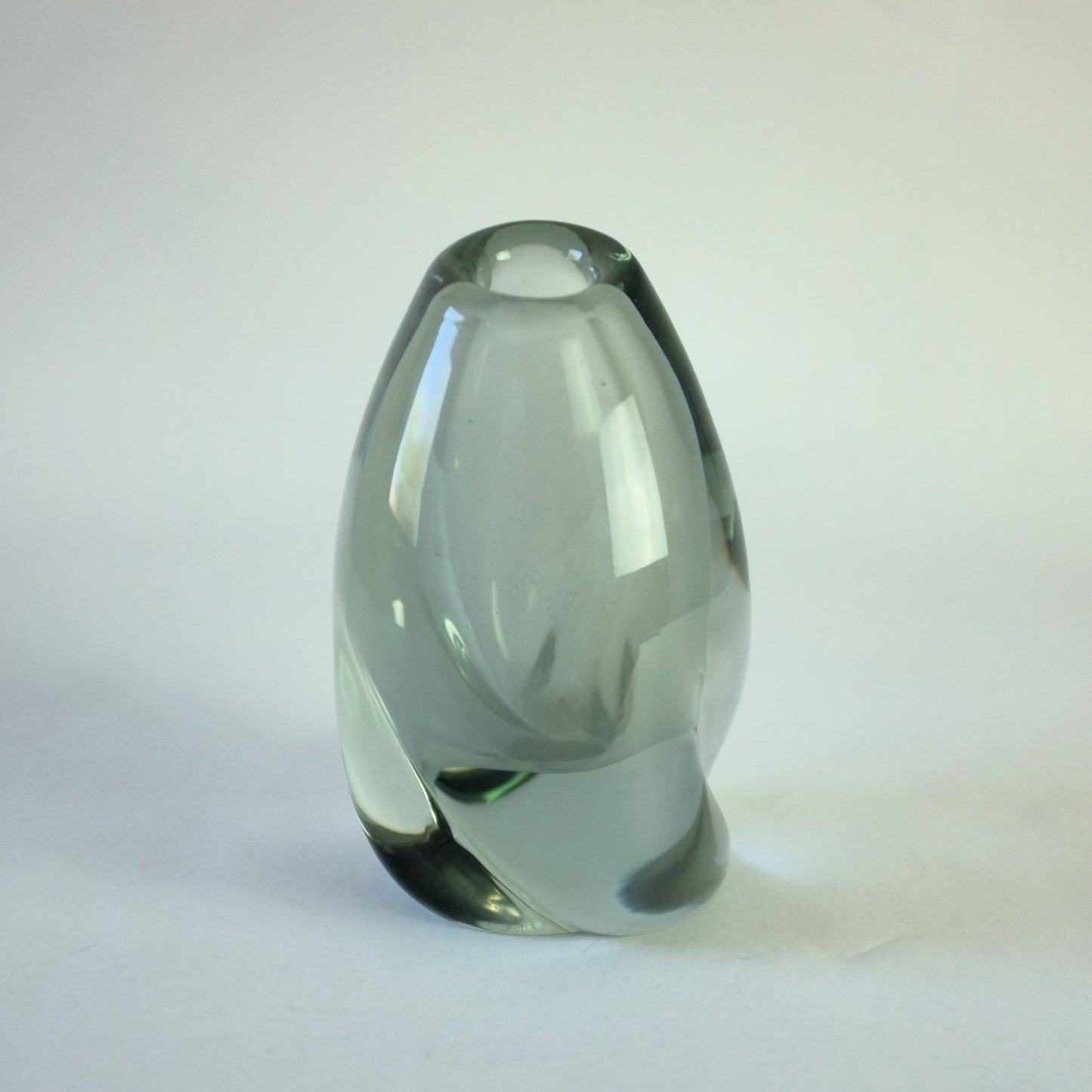"Sifonki" vase by Gunnel Nyman for Nuutajarvi Notsjo, Finland. 1940s.