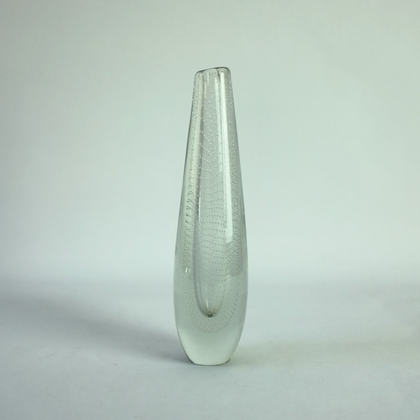 Vase with internal controlled bubble decoration.