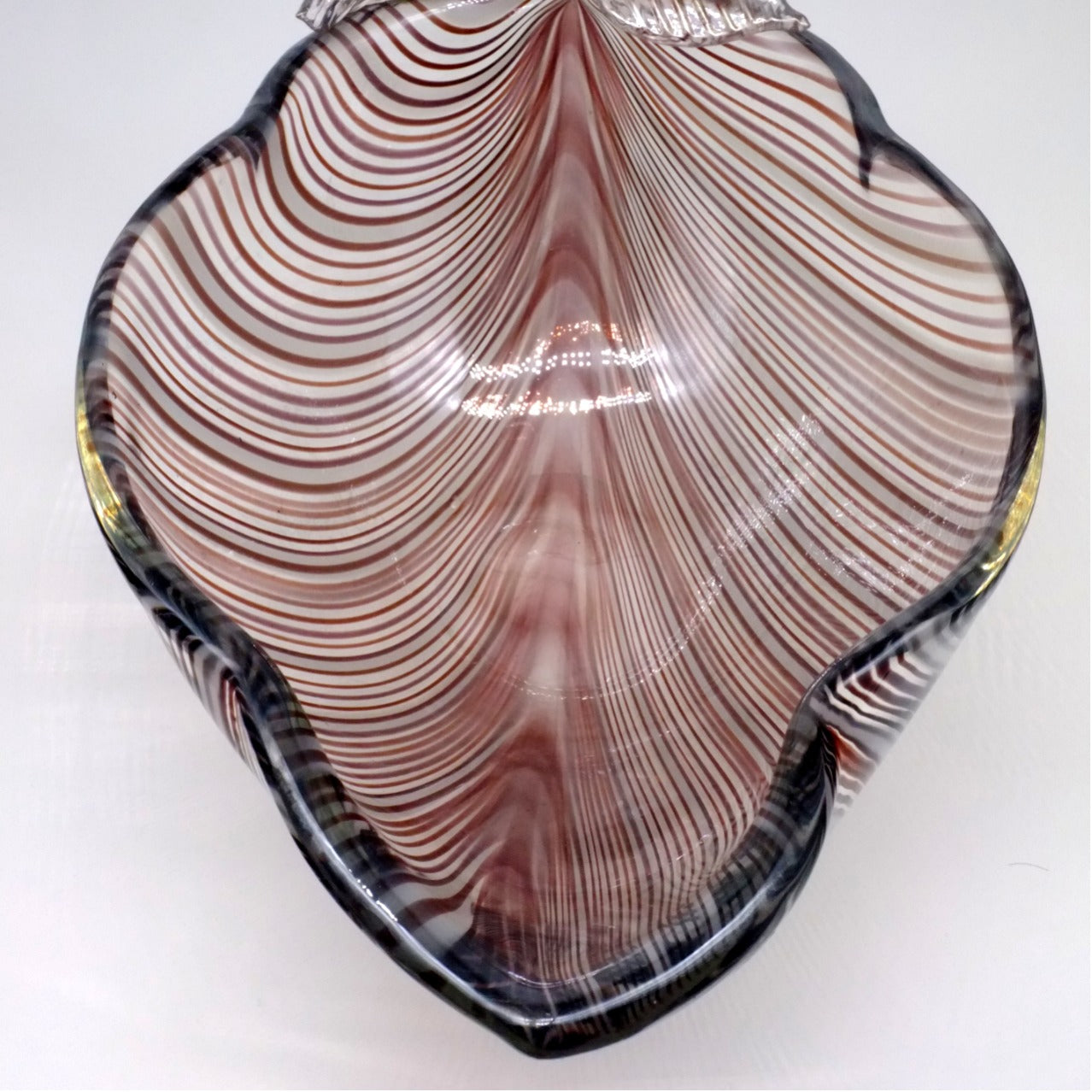 Large leaf bowl by Tyra Lundgren for Venini, Murano, Italy. 1930s.