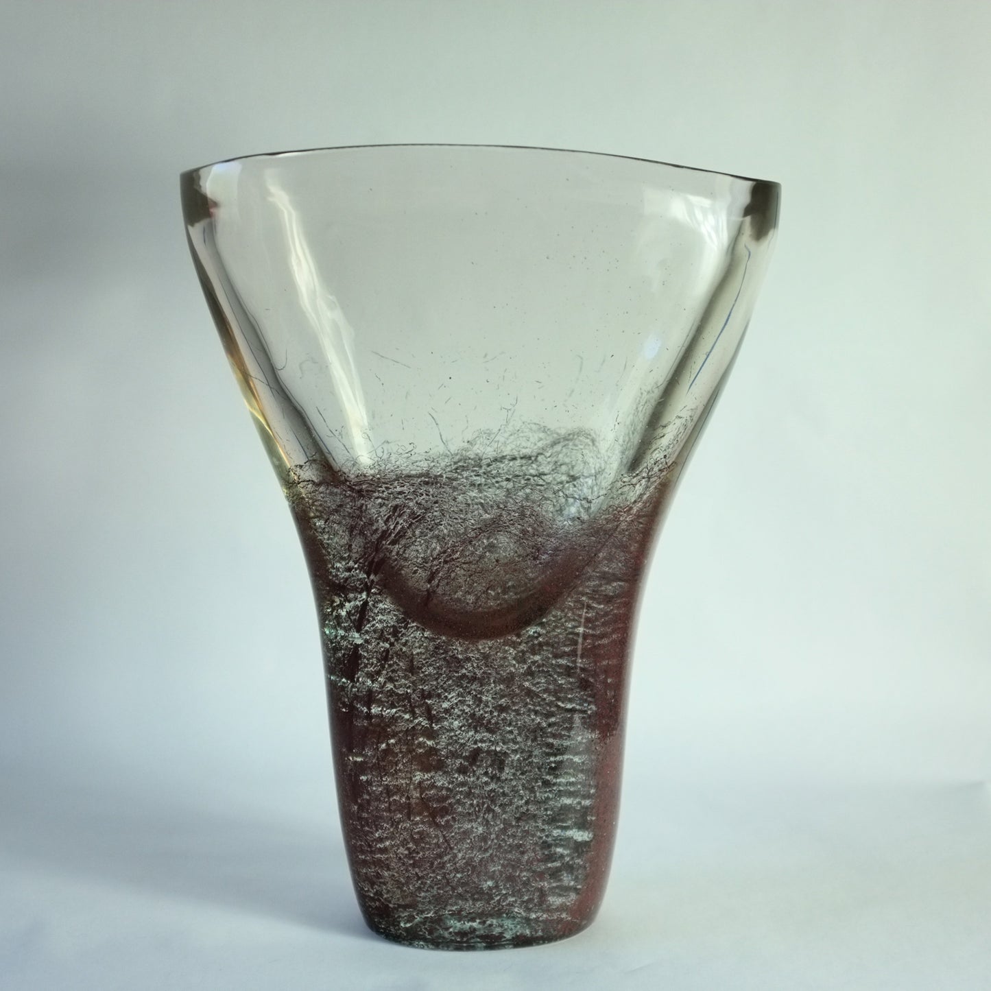 Rare vase from the "Grovigli" series by Toni Zuccheri for Venini, Murano, Italy. 1964.