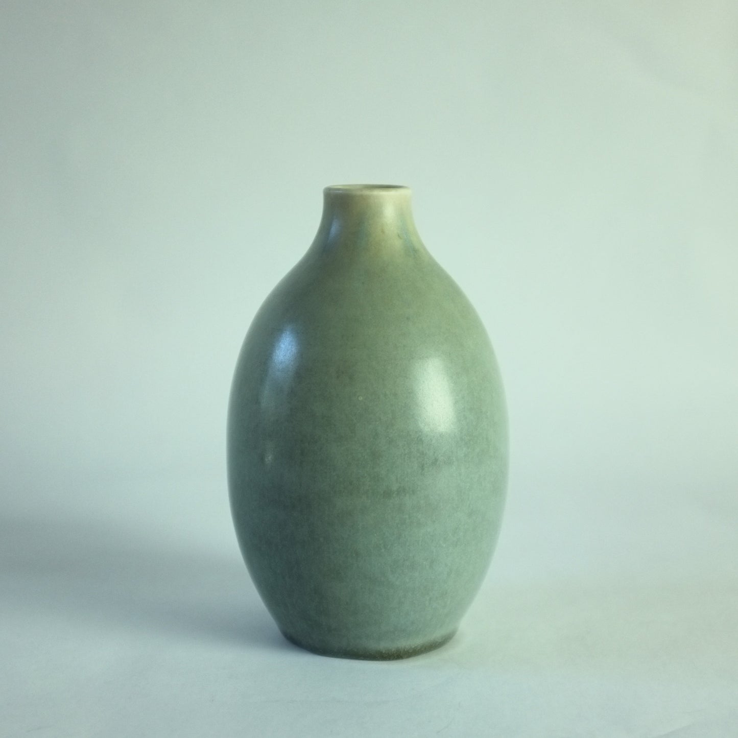 Stoneware vase by Erich and Ingrid Triller, Tobo, Sweden. 1950s.