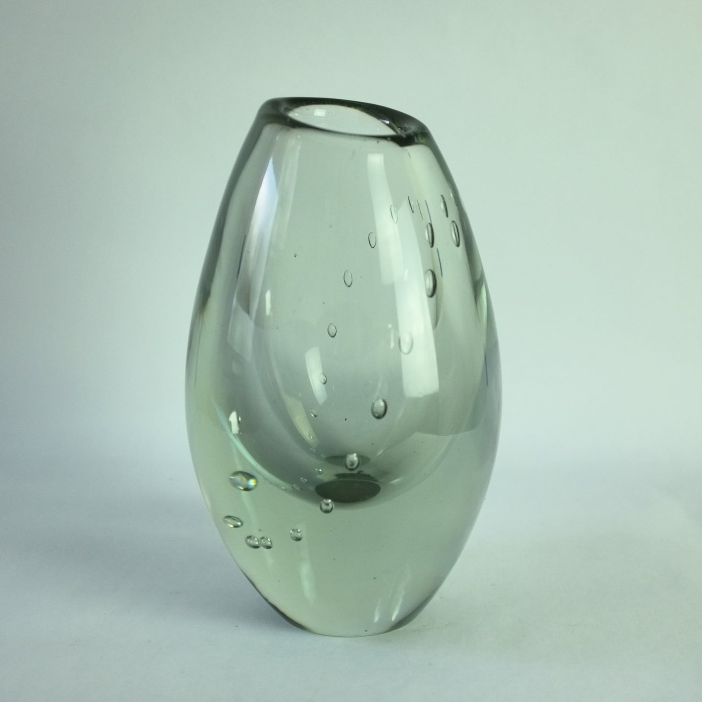 "Parlbandet" or String of Pearls vase by Gunnel Nyman, Nuutajarvi Notsjo, Finland. 1940s.