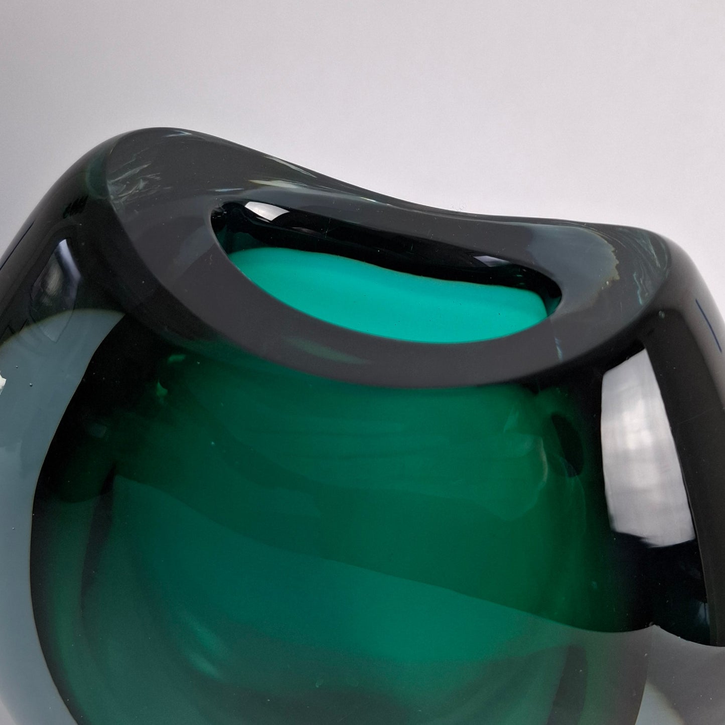 Rare sommerso vase by Vicke Lindstrand for Kosta, Sweden. 1950s.