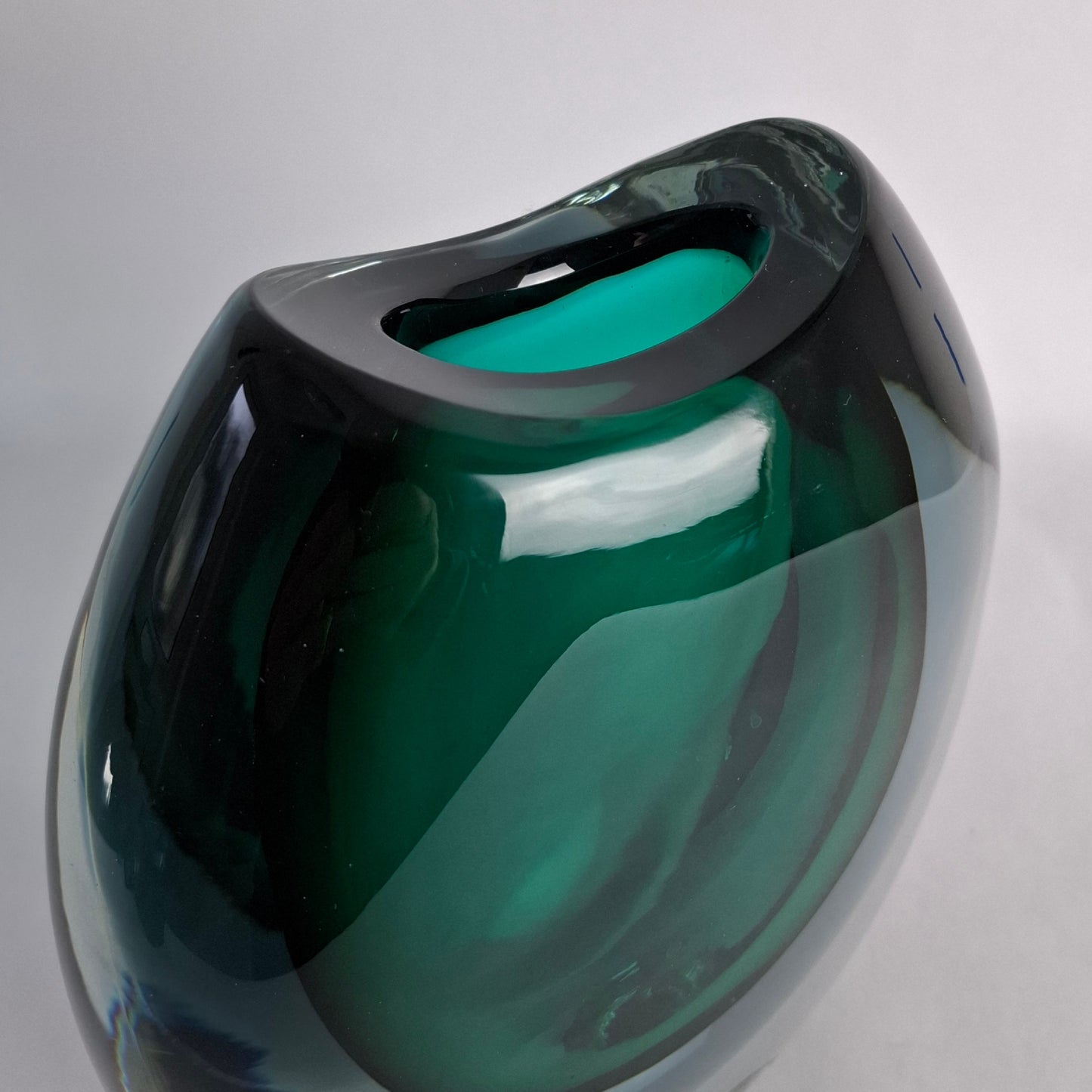 Rare sommerso vase by Vicke Lindstrand for Kosta, Sweden. 1950s.