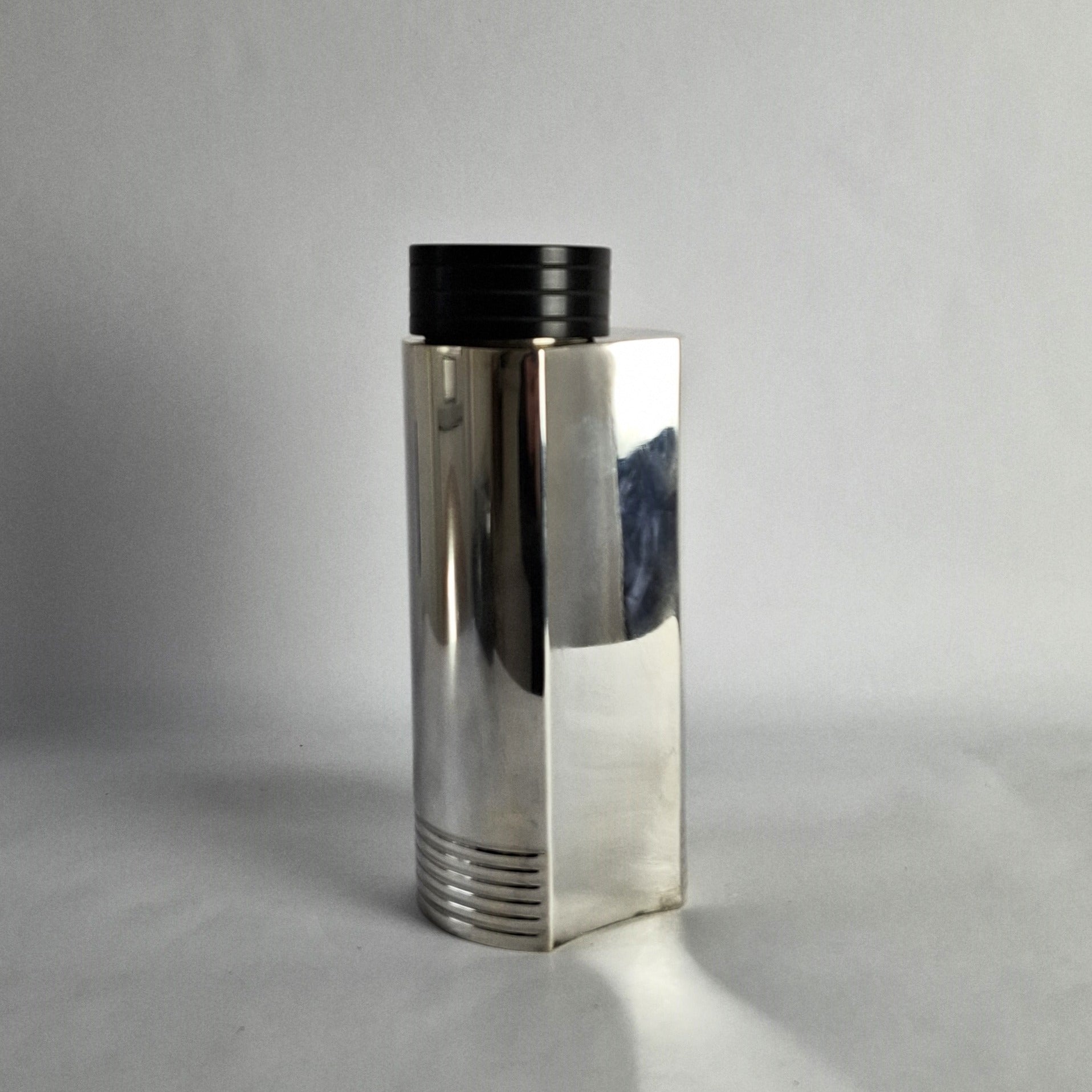 Silver plated cocktails shaker with phenolic lid.