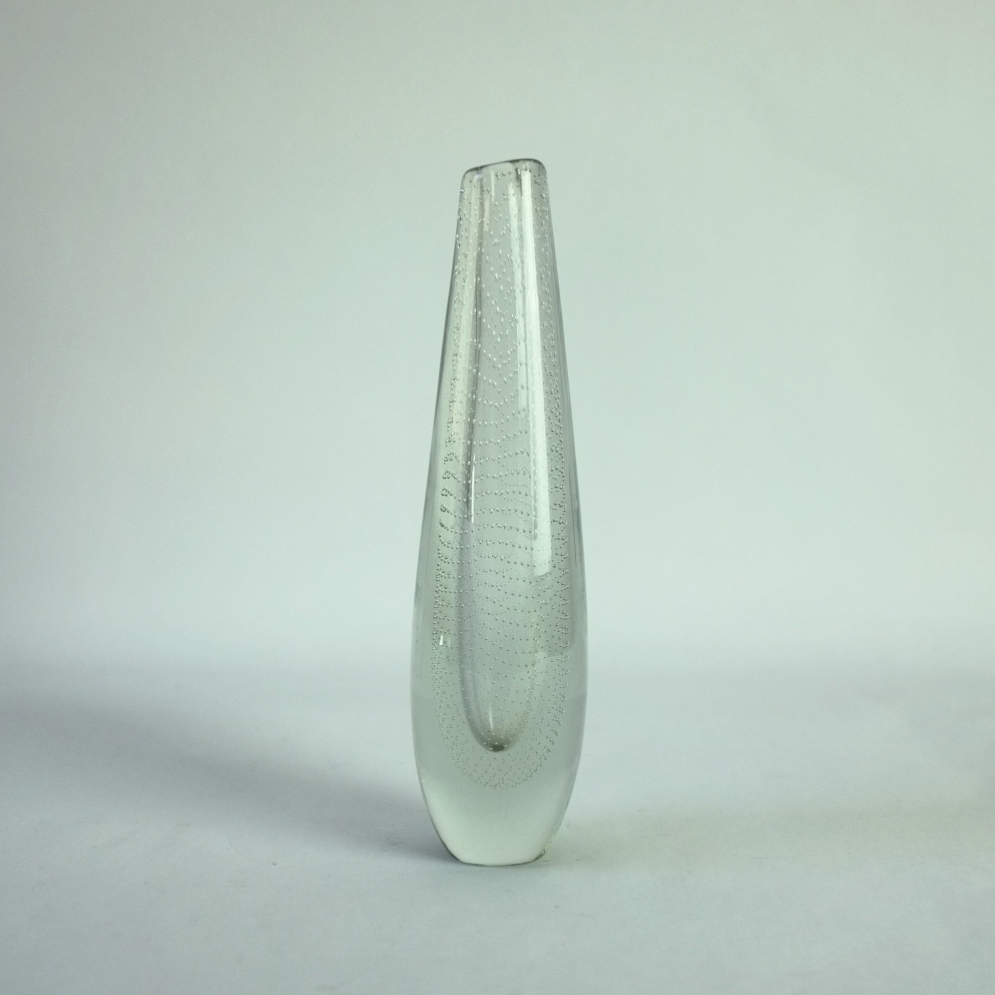 Vase with internal controlled bubble decoration.