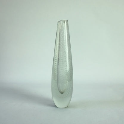Vase with internal controlled bubble decoration.